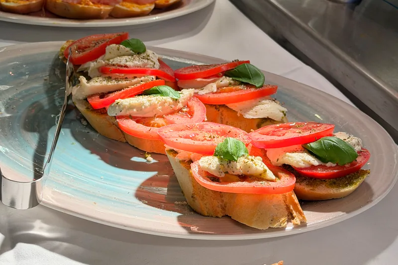 Vegetarische Häppchen mit Tomate, Mozzarella und Basilikum beim Catering von Elysium Concerts