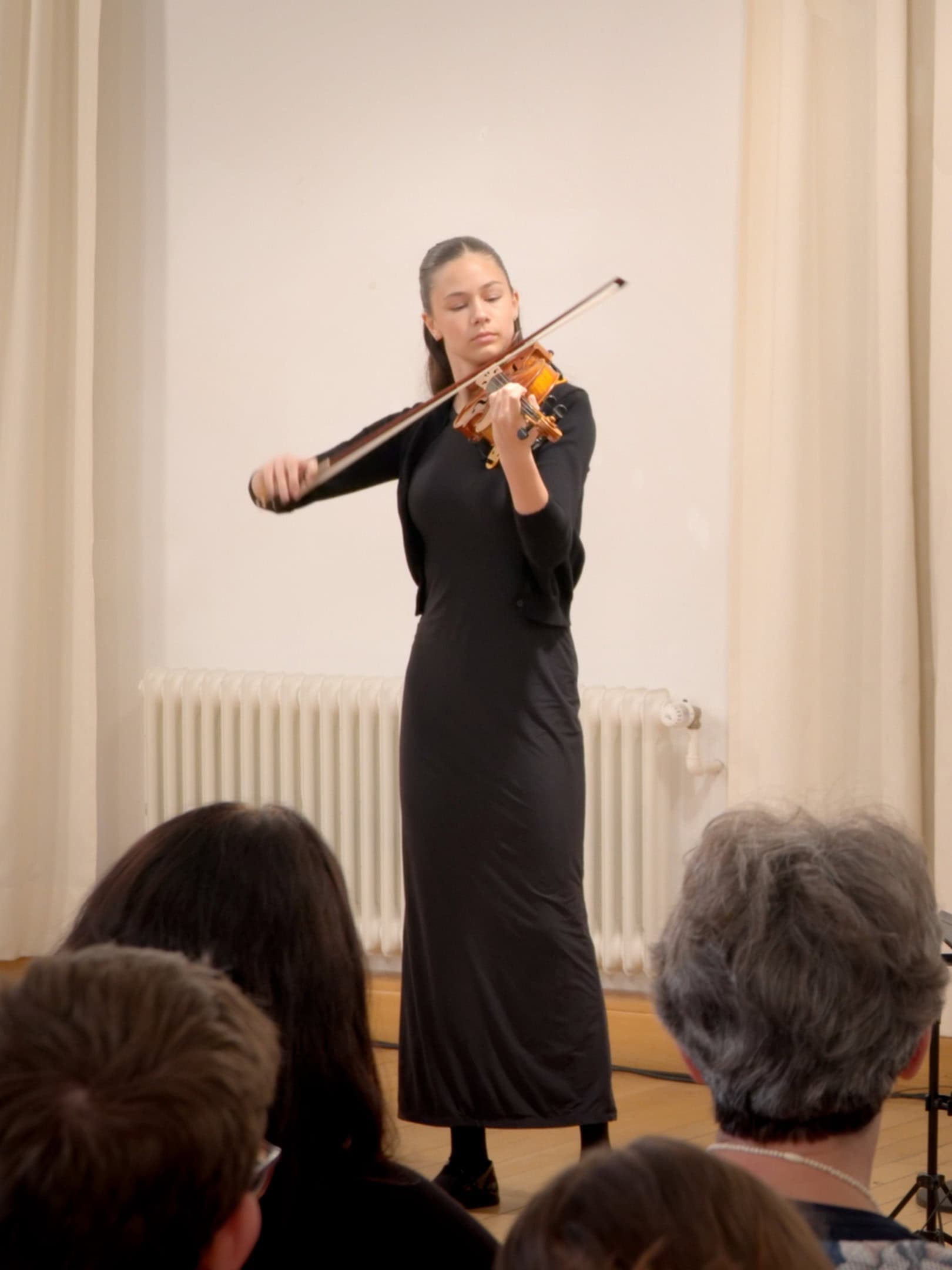 Opening Act Viktoria Höck im Konzert bei Elysium Concert