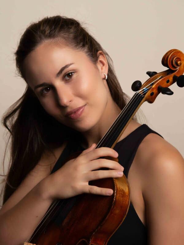 Carla Garcia, Bratschistin in einem Konzert in der Saison 2025/26 bei Elysium Concerts.