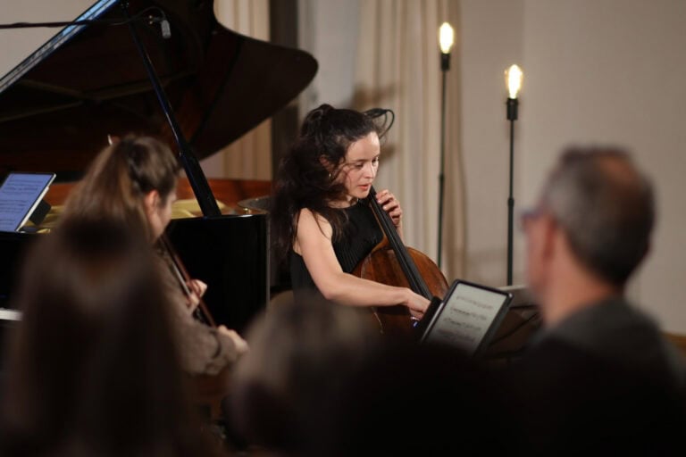 Cellistin des Accio Piano Trio live bei einem klassischen Konzert von Elysium Concerts im Schloss Nymphenburg