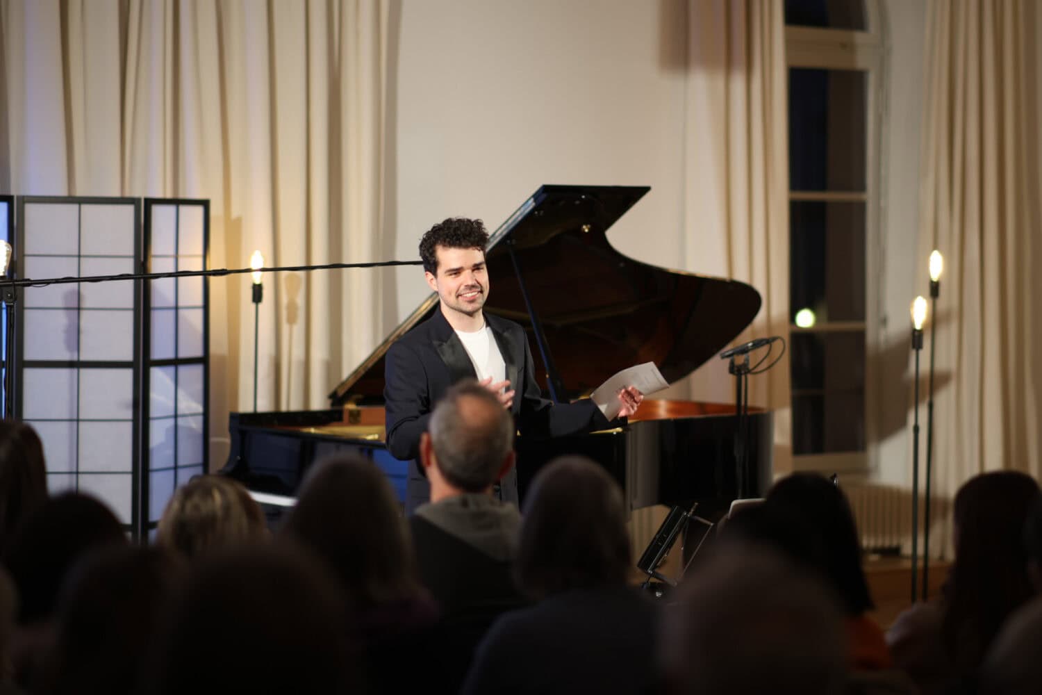 Simon Luethy moderiert ein klassisches Konzert von Elysium Concerts im Schloss Nymphenburg