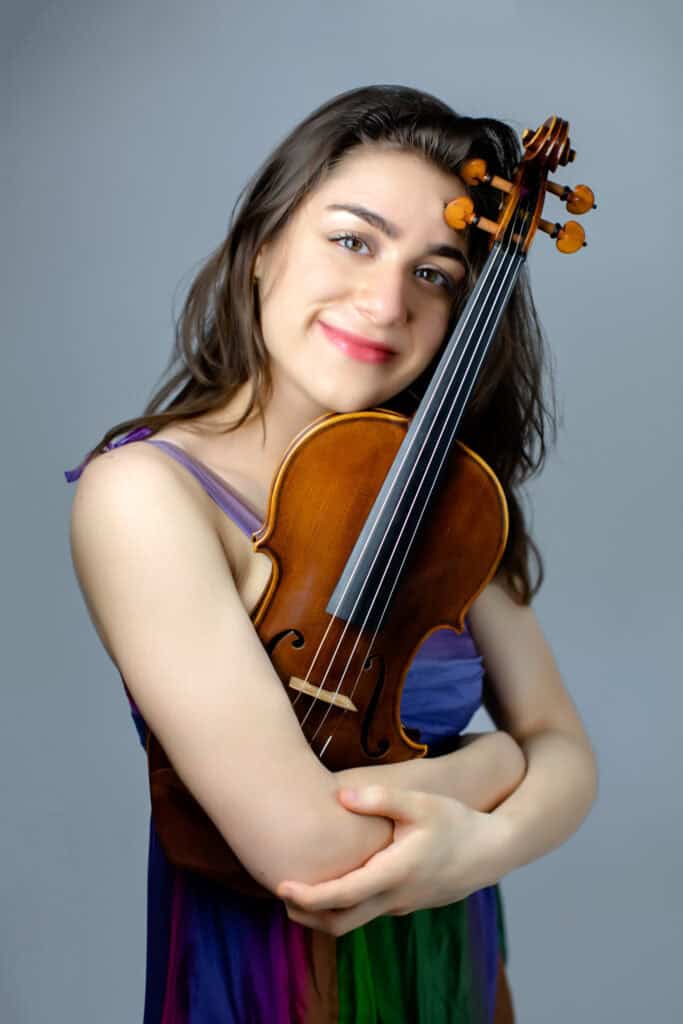 Sofiko Tchumburidze mit Violine im Schloss Nymphenburg bei Elysium Concerts