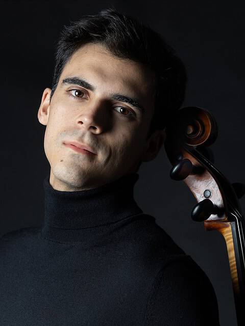 Der Cellist Carlos Vidal Ballester mit seinem Violoncello – zu Gast bei Elysium Concerts im Schloss Nymphenburg München