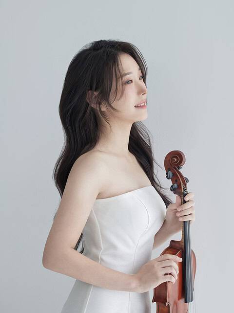 Die Bratschistin Seonwoo Ryu mit ihrer Viola – zu Gast bei Elysium Concerts im Schloss Nymphenburg München